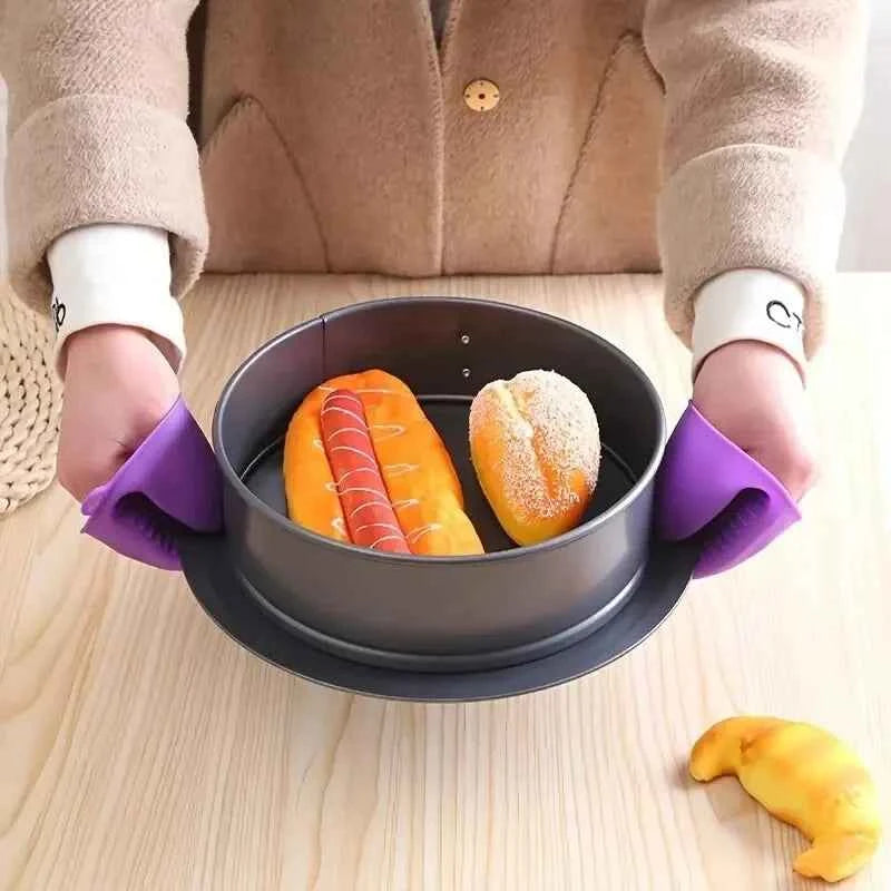 2-Piece Silicone Oven Mitt Clips - close-up detail and material